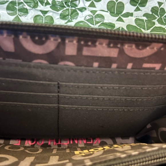 New Keneth Cole Double Pouched Wristlet in Pristine Condition! - Picture 9 of 15